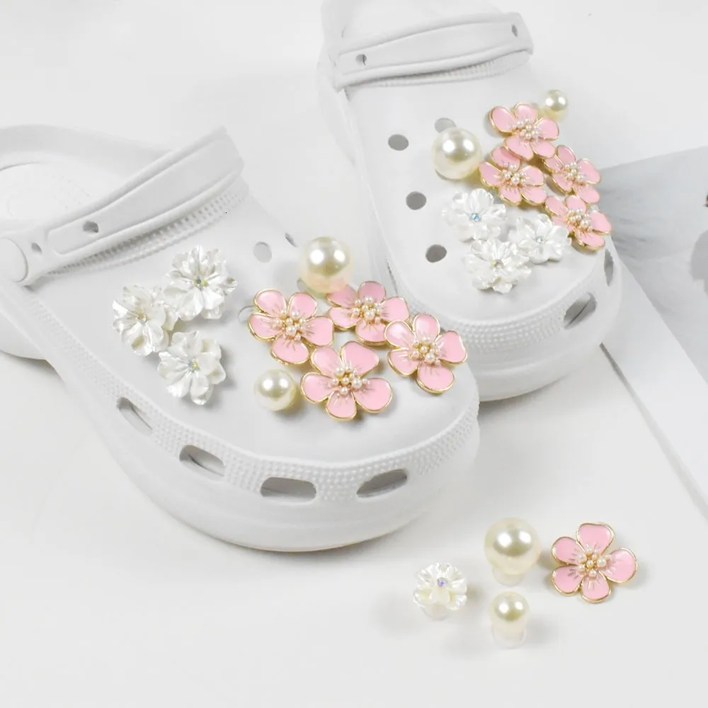 Pièces de chaussures Accessoires Chaussures à fleurs roses Décorer les cadeaux de Noël pour enfants et femmes Fille Chaussures Accessoires Mode DIY Sandales Designer 230713