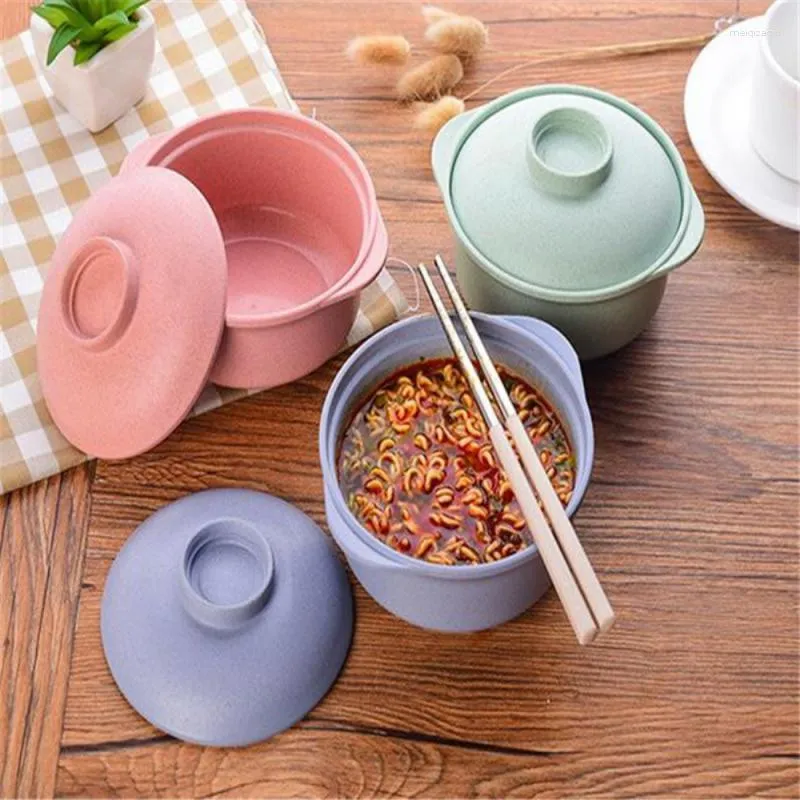 أطباق أطباق أطباق صينية الغداء مع أدوات الحساء مع أدوات تناول الطعام في أدوات الطعام