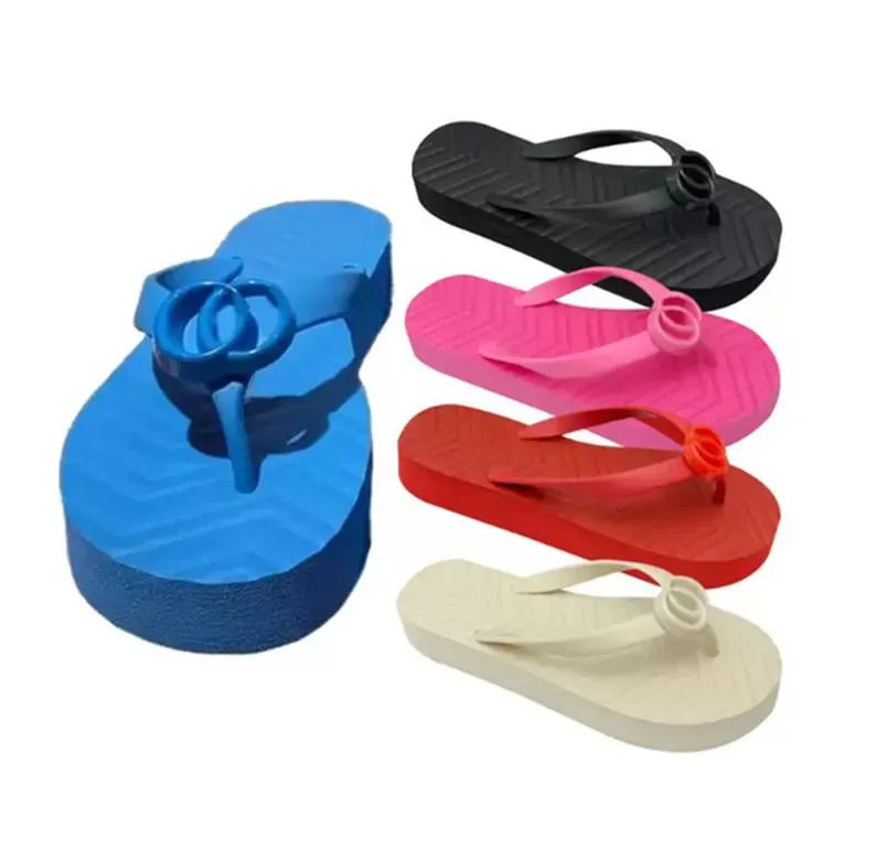 2023 مصمم الأزياء السيدات Flip Flops Slippers أحذية Moccasin مناسبة لربيع الصيف والفنادق الشواطئ أماكن أخرى 35-42