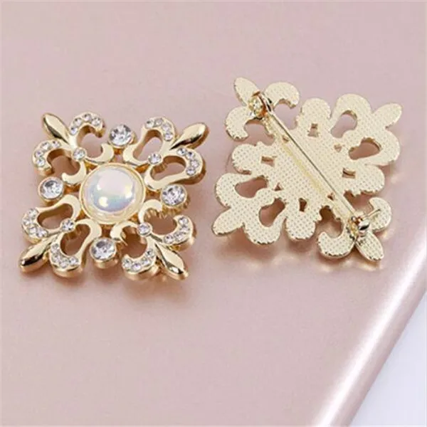 Nouveau Style Broche De Luxe Desinger Femmes Strass Perle Lettre Broches Costume Pin Mode Bijoux Vêtements Décoration Haute Qualité Accessoires