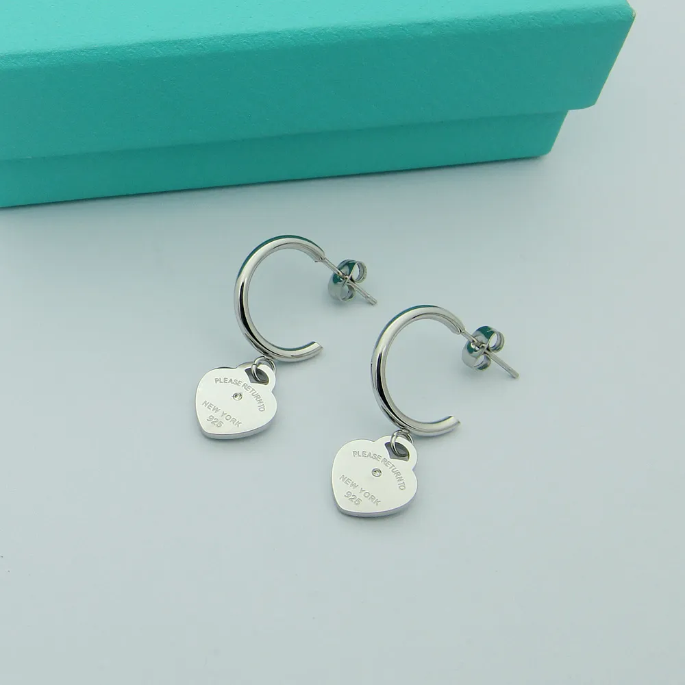 Boucles d'oreilles en diamant unique en forme de cœur de pêche suspendu en forme de C en acier inoxydable, amour simple et polyvalent avec des boucles d'oreilles en diamant