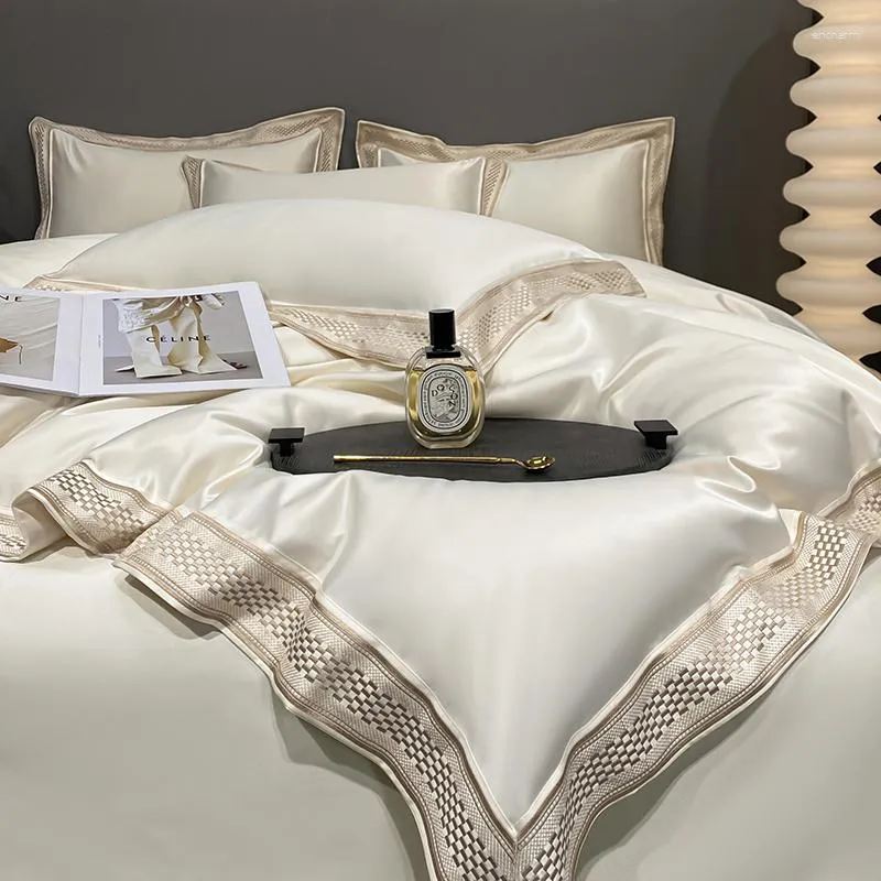 Set di biancheria da letto Set di lusso semplice cotone egiziano bianco ricamo doppio copripiumino lenzuola e federe 200x230 220x240