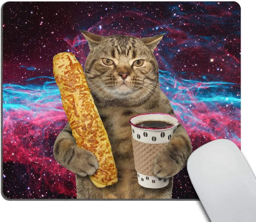 Lustiges Katzen-Mauspad. Die Katze hält eine Tasse schwarzen Kaffee und ein Baguette mit Galaxy-Rechteck-Gummi-Mauspad