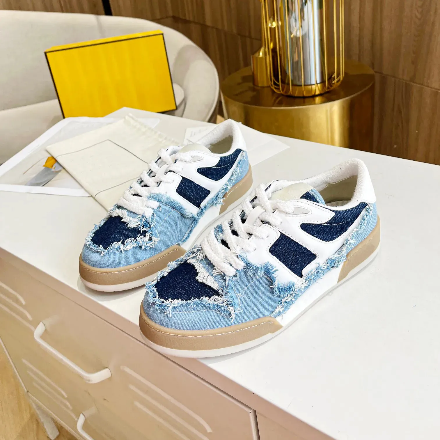 Toppdesigner skor matchar casual skor kvinnor män sneakers vintage mocka löpskor kalvskinn läder låga toppskor utomhus skor plattform präglade tränare skor