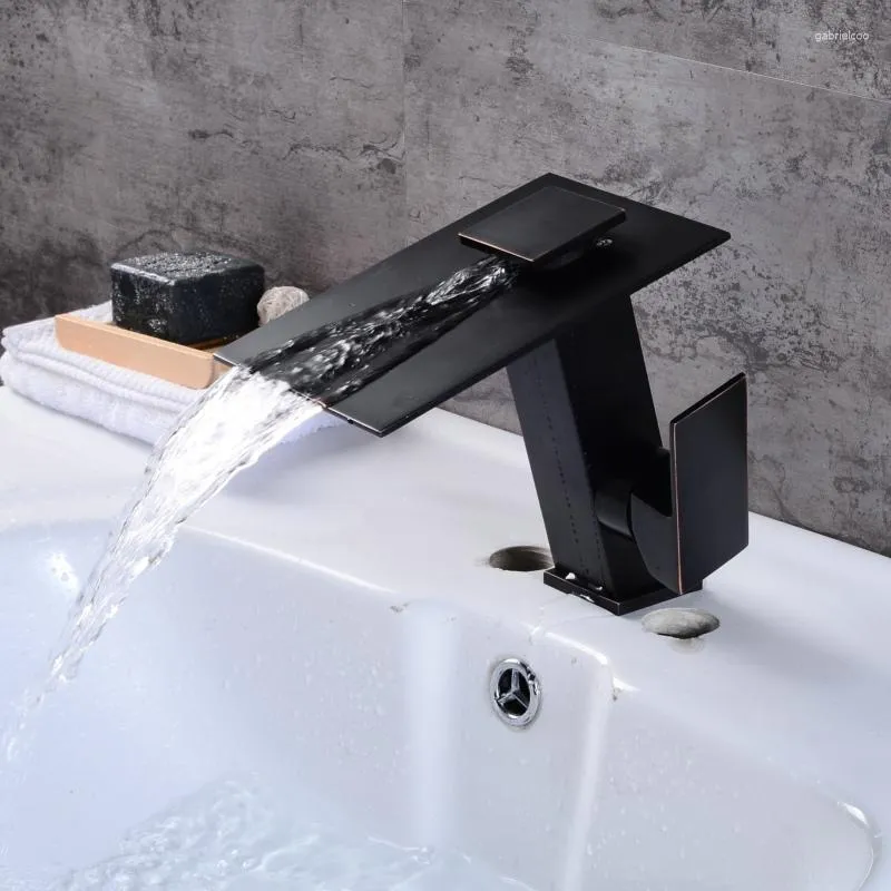 Krany zlewu łazienkowego Becola Design Chrome i czarny kran montowany innowacyjny szczotkowany basen niklu kran LT-5656C