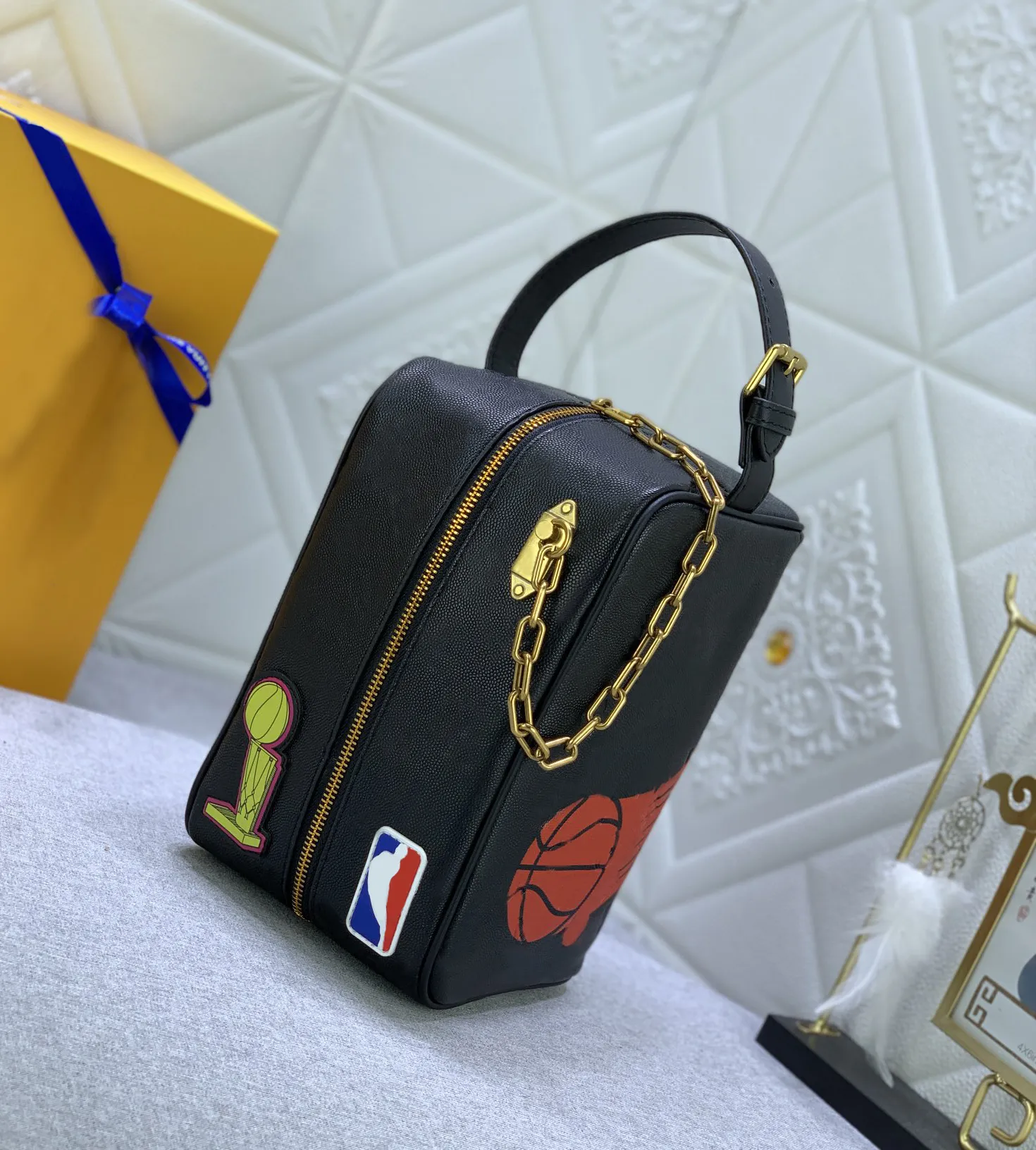 Luxe designer clutch bag mannen vrouwen Dopp Kit portemonnee basketbal serie portemonnee reliëf bloem letters handtas hoogwaardige Taurillon lederen mode toilettassen