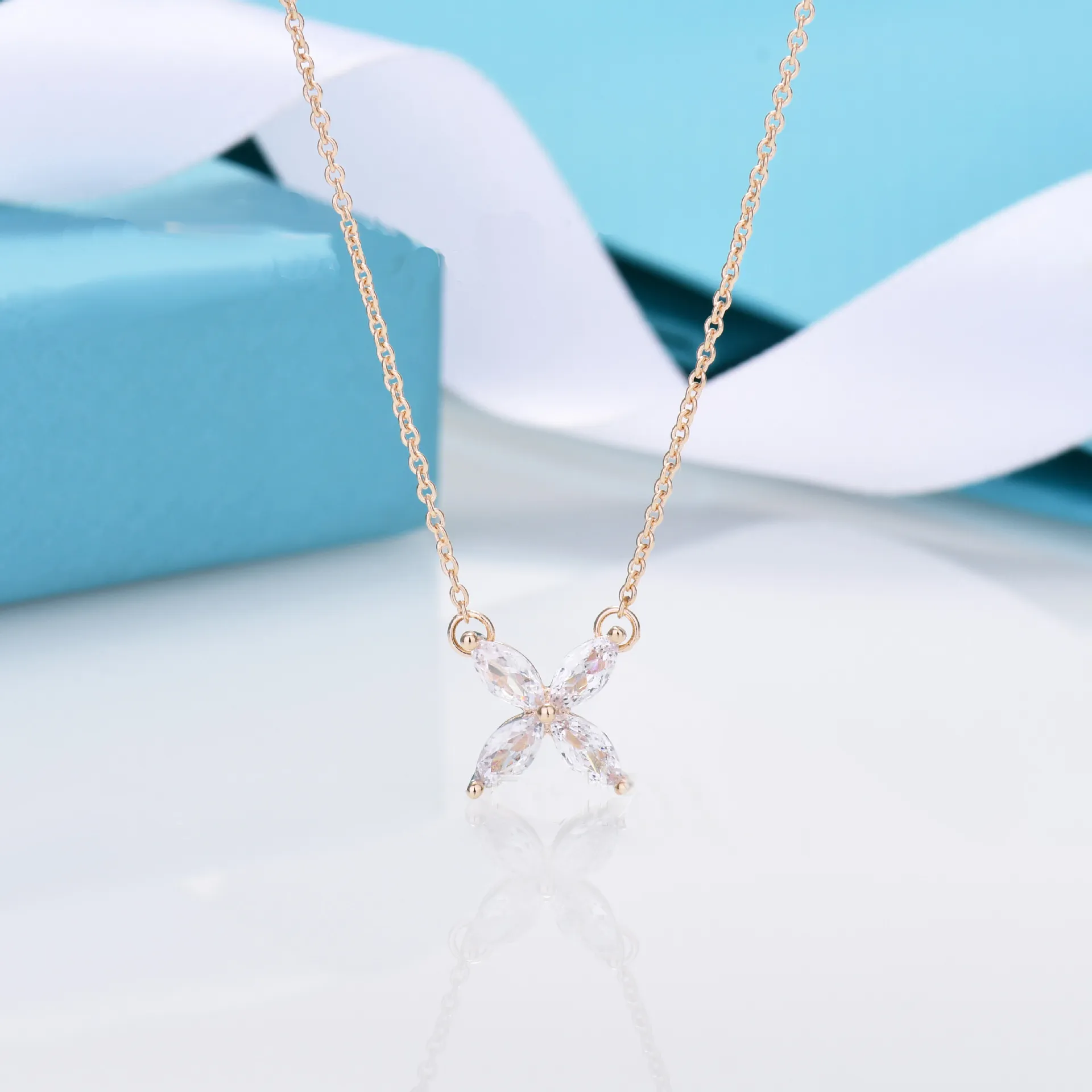 S925 Designer T Necklace for Women Senior Luxury Collar Chain Fashion Petals Four Diamond Love Pendant T Necklaces Wedding Jewelry Holiday Gift with Box
