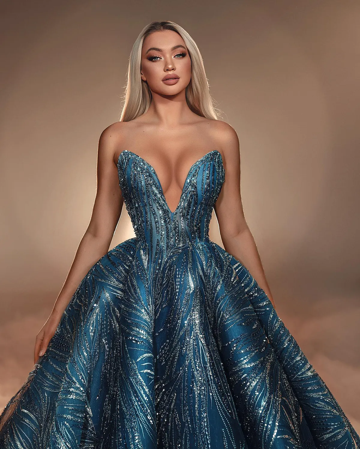 Glamorous Ball Gown Prom Dresses V-neck Sleeveless Shining Applicants Sequins Backless Court Gown Zipper Custom Made Plus Size Party Dress Vestido De Noite