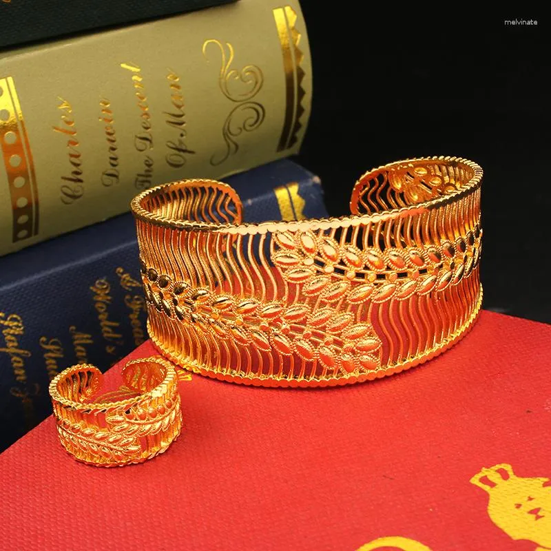 Bangle Dicai Delicato Bracciale placcato oro Anello da donna Fascino di lusso arabo Braccialetti in rame Set di gioielli Dubai Designer Fashion