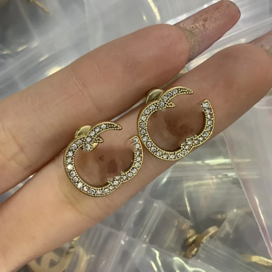 Boucles d'oreilles de créateur de mode pour femmes, bijoux en perles, lettres en or, boucles d'oreilles en diamant, boucles d'oreilles de mariage, breloques 237156D