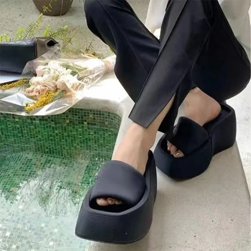 Sandálias de verão moda dedo quadrado luxo sandálias de cetim femininas chinelos de plataforma designer festa senhoras chinelos flip flop 230714