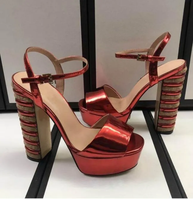 202 High-heeled Sandals مصمم فاخر ببراءة اختراع جلدية في الكاحل الالتفاف 13 سم كعب مكتنزة بارد أحذية منصة الكعب الملونة من منصة النساء الكلاسيكيات الصندل 35-41