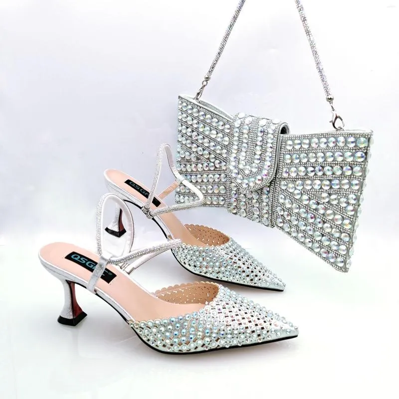 Chaussures habillées polyvalent argent brillant rayé design creux le même sac à main carré mode fête dames et sacs