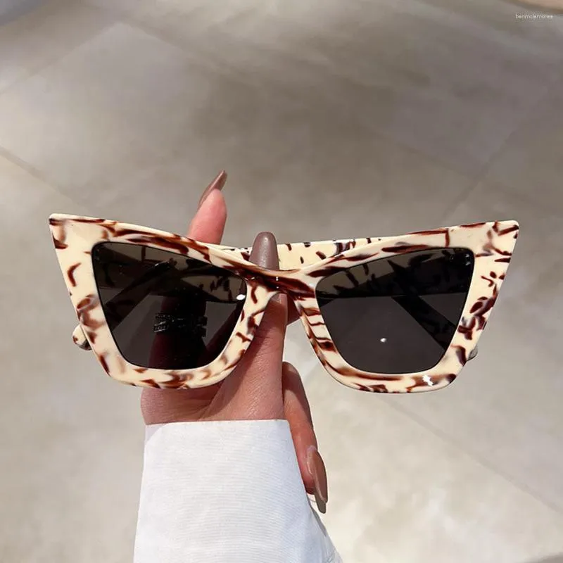 Solglasögon 2023 Överdimensionerad Leopard Cat Eye Women Fashion Vintage Shades Eyewear Designer UV400 Sun Glasses