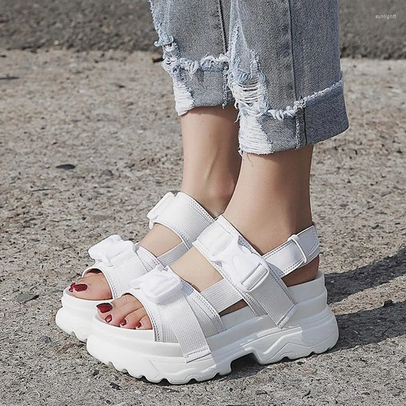 Klänningskor sommar svarta vita kvinnor sandaler spänne design plattform bekväm tjock sole strandstorlek35-43 casual