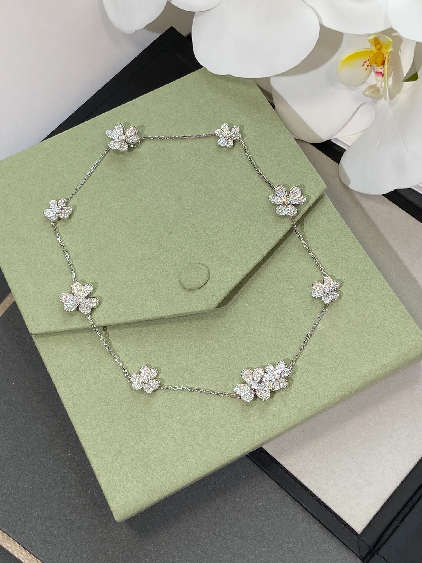 Модная клевер 9 цветочные ожерелья дизайнерские бренды женщины 18 тыс. Золотые кольцевые сети ювелирные ювелирные изделия