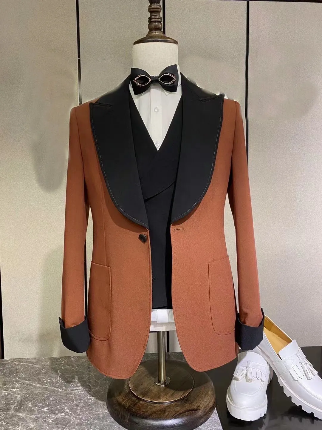 Men s kostymer blazers senaste design lyxformella bröllop kostymer mens klassiska svart lapel sjal krage smal passform 3 stycken brudgum fest mode blazer 230715