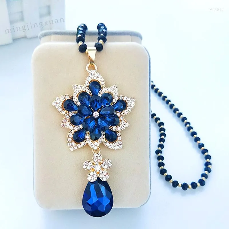 Catene Strass di lusso Collana di fiori di farfalla Catena lunga maglione Atmosfera di moda Accessori pendenti in cristallo Gioielli da donna