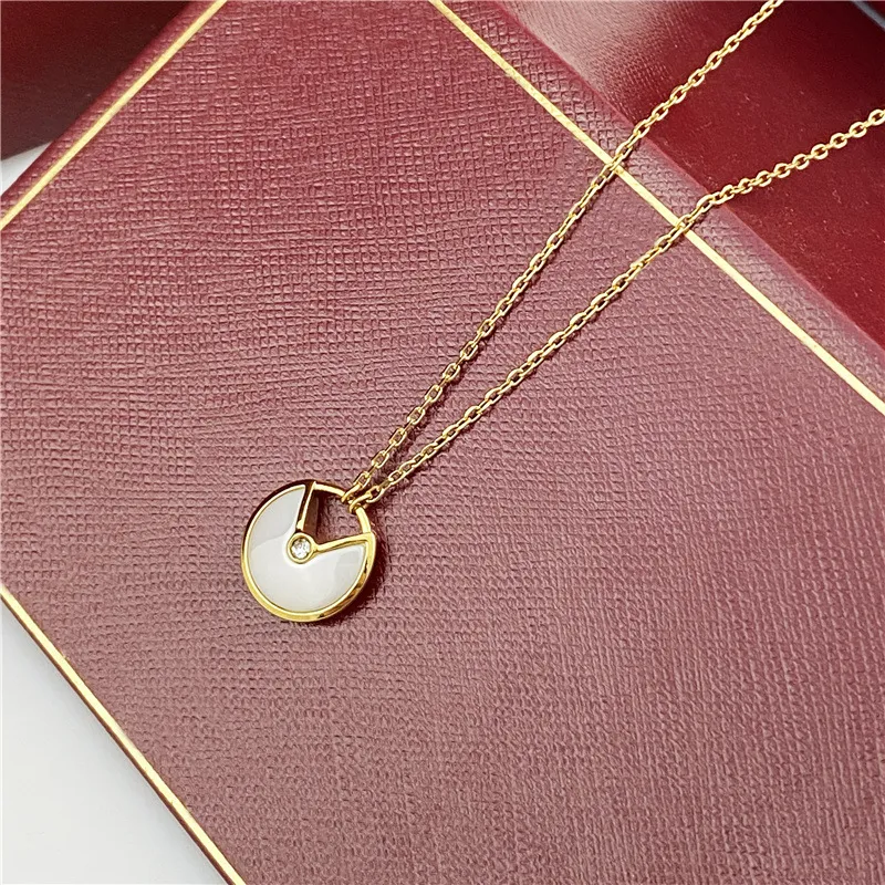 Neuer Stil Diamant Gold Anhanger Halskette Buchstabe C Amulett Manner Frauen Grun Schwarz Mode Luxus Designer Design Edelstahl Schmuck Verblasst Nicht Von 21 19 DHgate