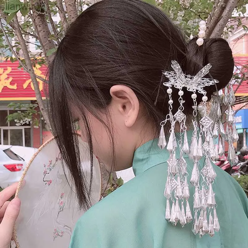 中国スタイルの蝶のパターン女性ヘアピンレトロミンバタフライロングタッセルヘアスティックパールタッセルヘッドドレスヘアフォークL230704