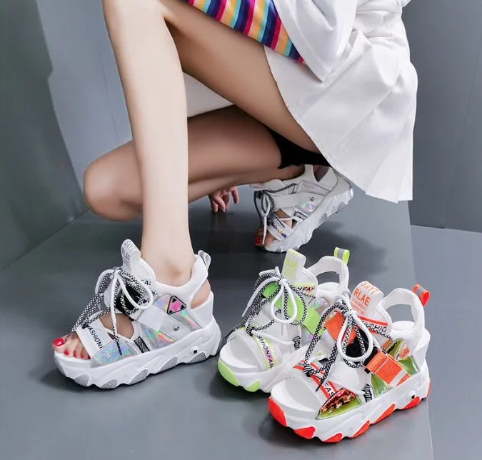 Spänne chunky sandaler kvinnor sommar glänsande kristallplattform sandaler kvinna mode veckade tjocka botten sandalier för flickor skor 35-39