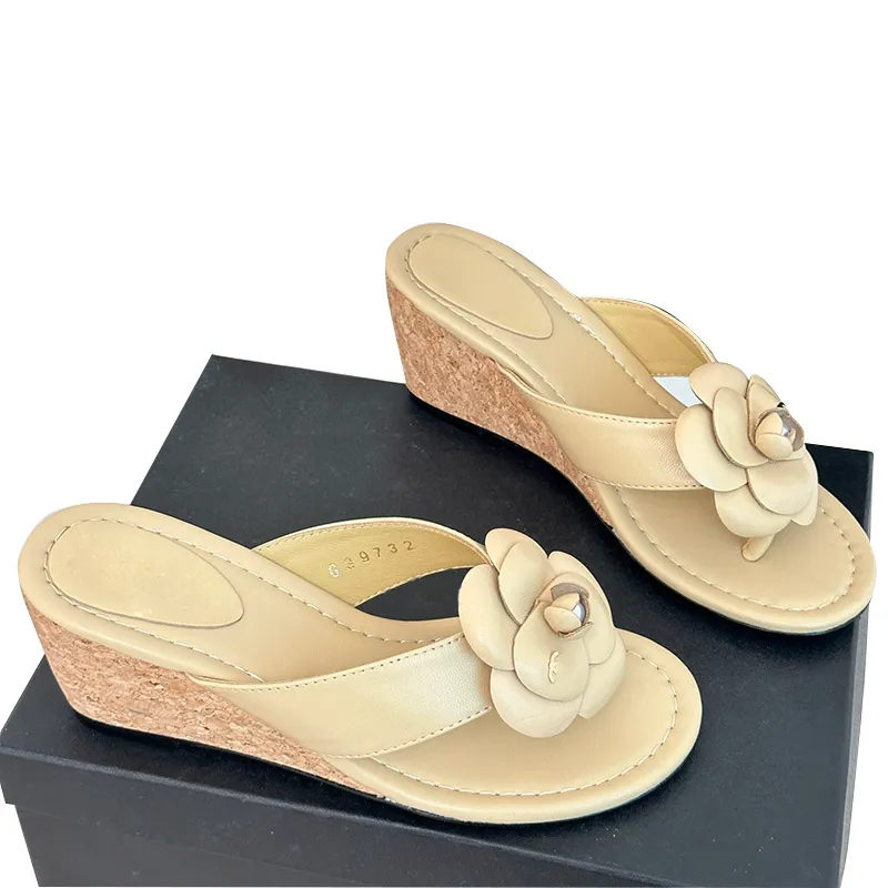 Sandalo infradito da donna Infradito in pelle di vitello con zeppa Tacchi bassi e grossi Pantofole da 7 cm con perle di fiori di camelia Ciabatte con punta tonda retrò Designer Scarpa da spiaggia per il tempo libero all'aperto