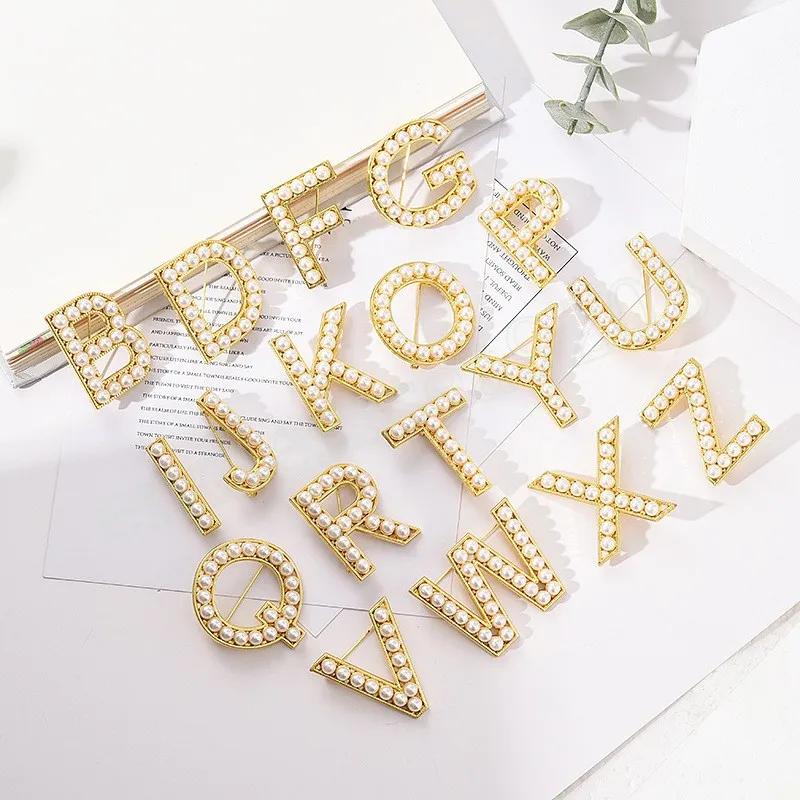 Neue 26 Englisch Buchstaben Perle Brosche Gold Farbe Strickjacke Hemd Revers Pin Corsage Broschen Für Frauen Kleidung Zubehör Schmuck