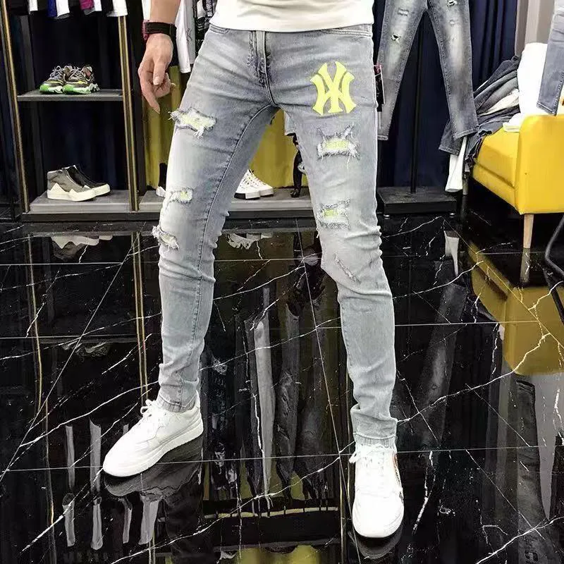 Jeans masculino rasgado verão fino distintivo bordado slim fit elástico versátil perna pequena calças compridas streetwear roupas masculinas