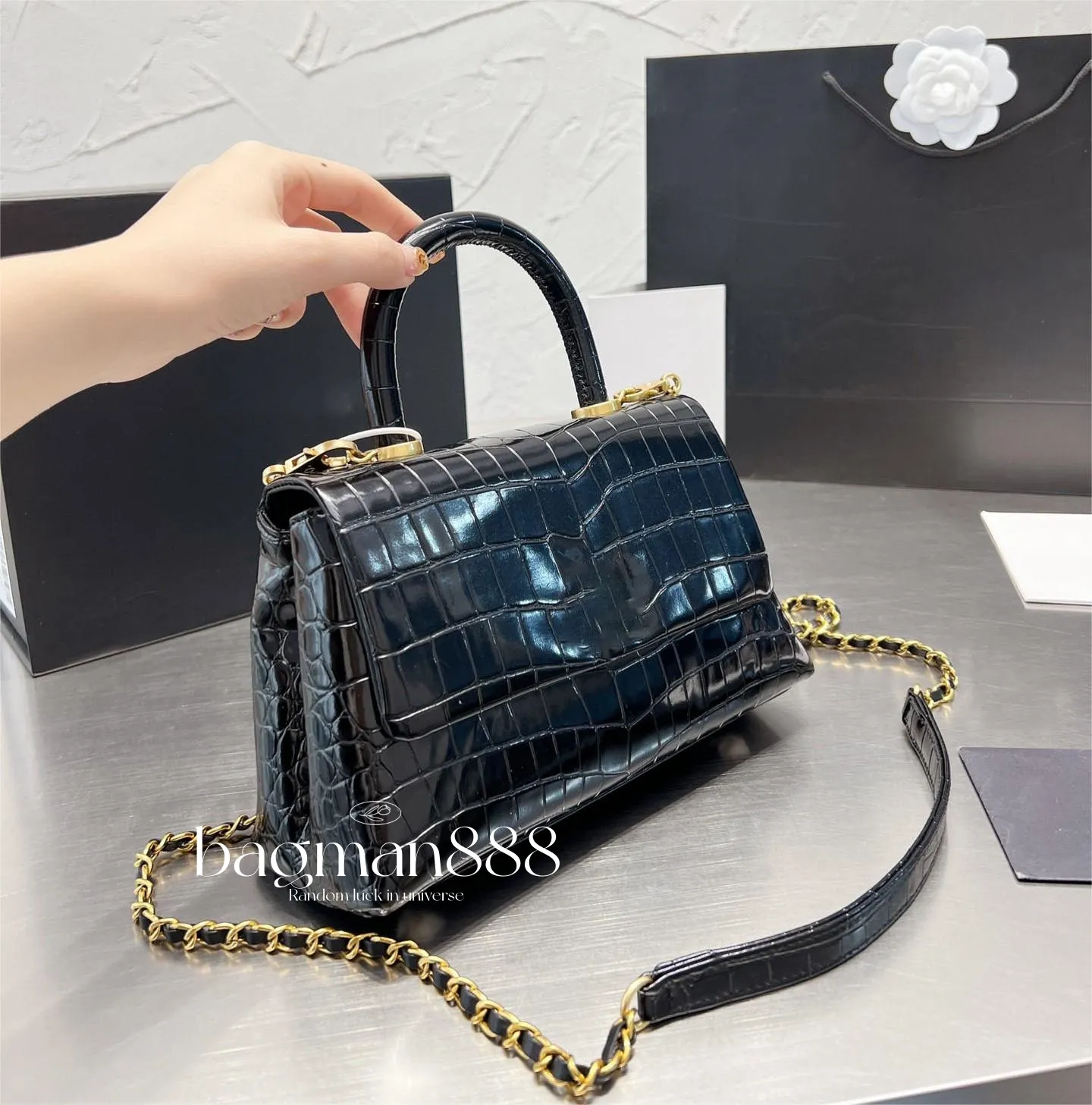 Bolsas de noite CF Luxury Designer bolsa de ombro feminina com aba woc caviar couro Totes alça bolsas acolchoadas portátil corrente crossbody bolsa de camélia woc de pele de cordeiro nas axilas