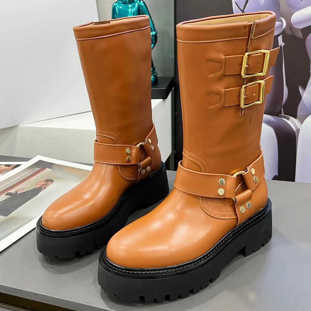 BULKY MID BIKER BOOT CON IMBRACATURA IN VITELLO CONCIA VEGETALE Stivali da donna di marca martin 23s Autunno Inverno Outdoor Stivali a maniche lunghe alla moda Stivali in pelle di vacchetta