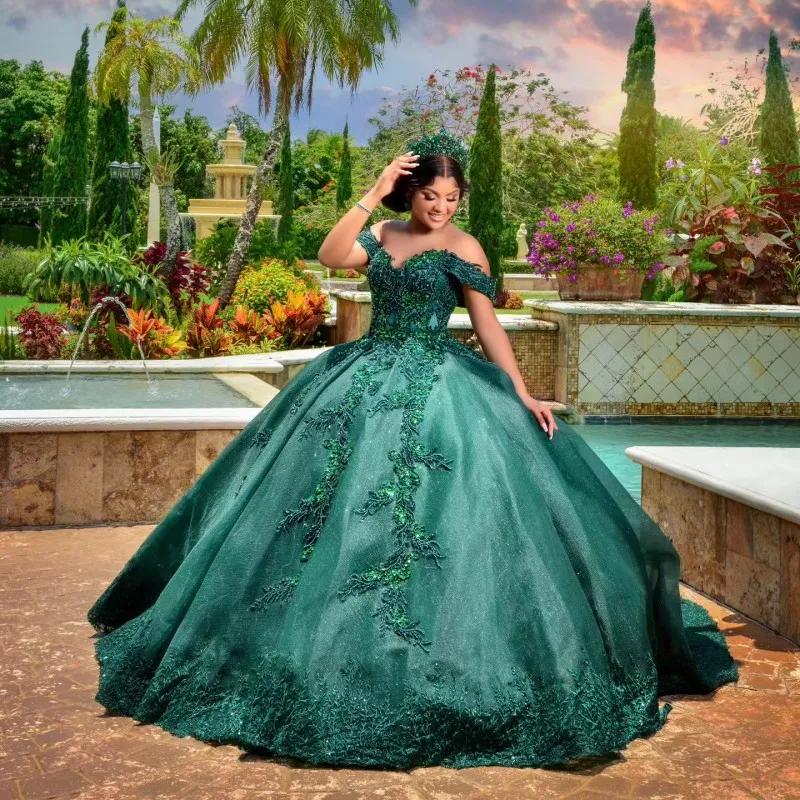 Emerald Green Glitter från axelbollklänningen Quinceanera klänningar Sweet 16 Princess Applique Lace Pärlor Prom Gowns Vestido de 15 Anos