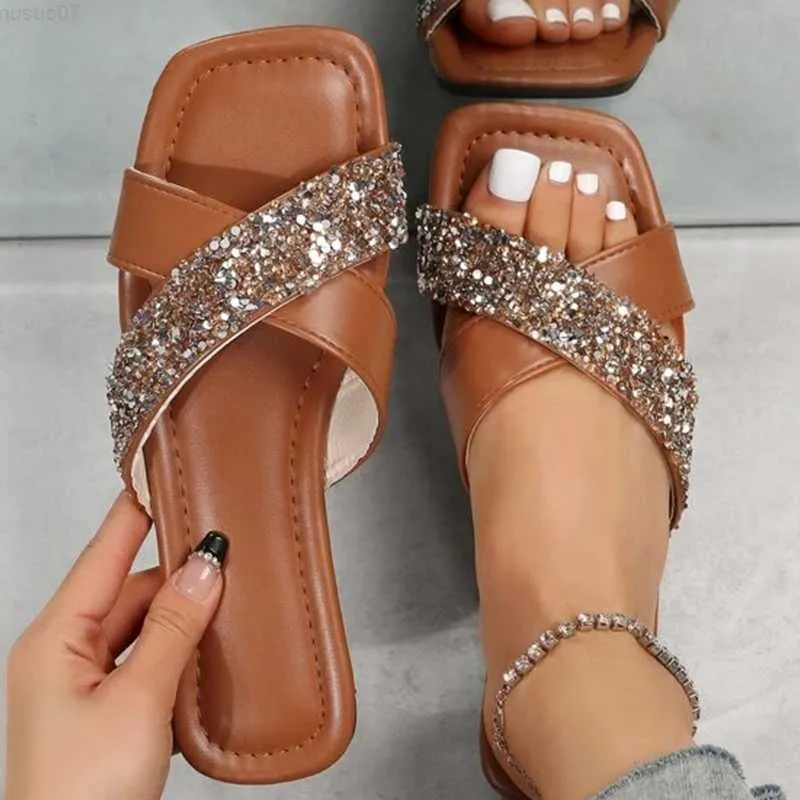 Terlik Kadın Düz Sandalet Çapraz Rhinestones Tasarım Slayt Sandalet Açık Moda Slaytları Yaz Plajı Seksi Kadın Terlik 2023 Yeni L230717