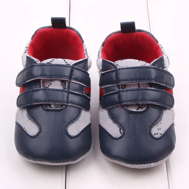 Nyfödda tryckbrev baby sneaker pu läder baby pojkar flickor första vandrare mjuka ensamma spädbarn småbarn babyskor för 0-18m