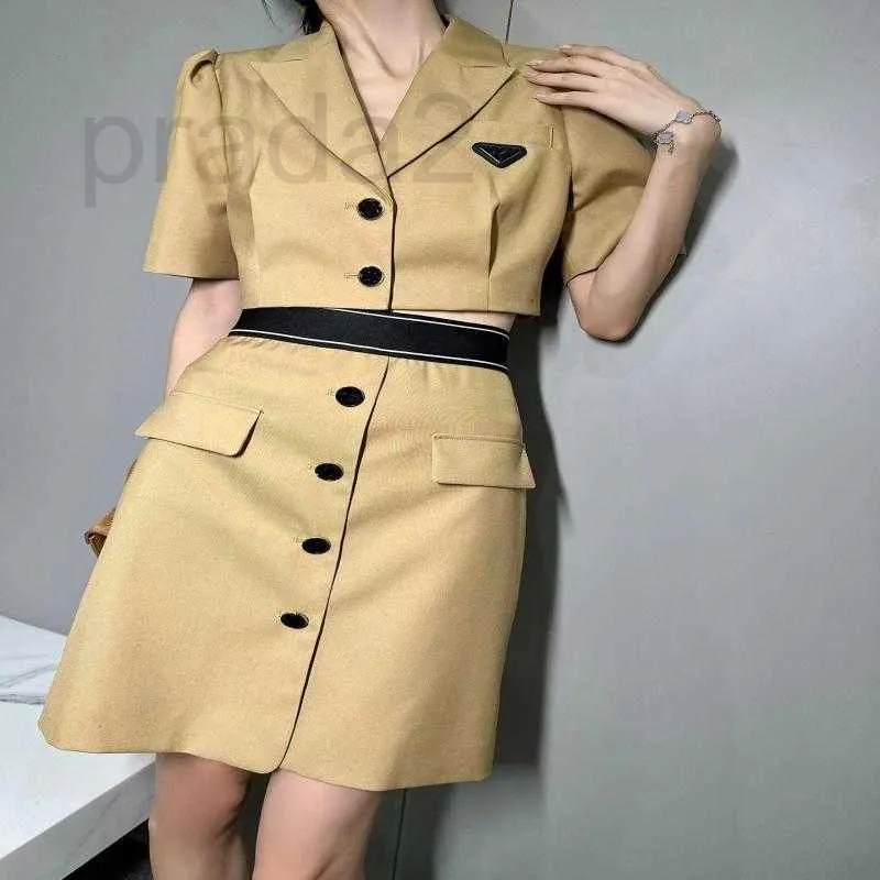 Costumes pour femmes Blazers Robe de créateur pour femmes Deux pièces à double boutonnage Veste à manches longues Collocation Jupes plissées taille haute Jupe fendue à la mode Su QW65