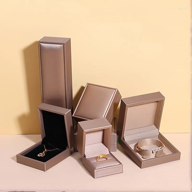 Pochettes à bijoux Boîte en cuir PU Organisateur Bagues de fiançailles Pendentifs Bracelets Colliers Bijoux Cadeau Stockage Emballage Boîtes En gros