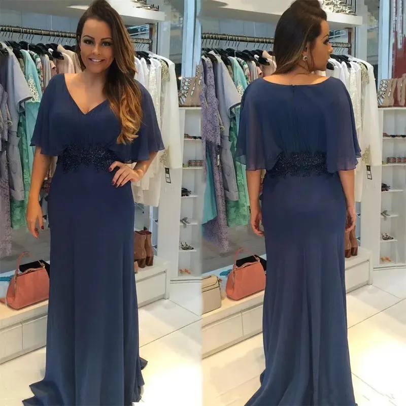 Nuovi abiti per la madre della sposa in chiffon blu navy Taglie forti Applique con perline Pieghe con scollo a V Mezza manica a sirena Abiti da sposa