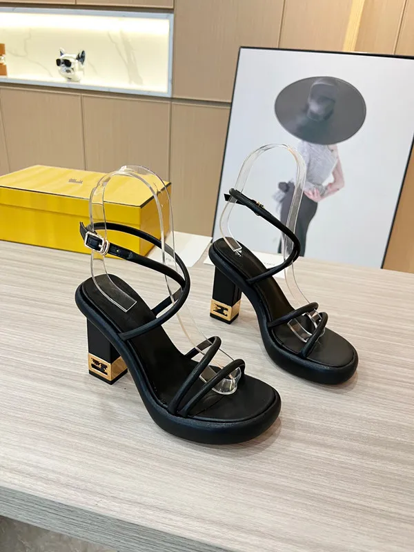 مصممة شهيرة صندل نساء Flip Flop Flat Bules Slides Black Pink Slippers Womens Sandel Coach Shoes Home Slipper Luxury Summer Slider 0725