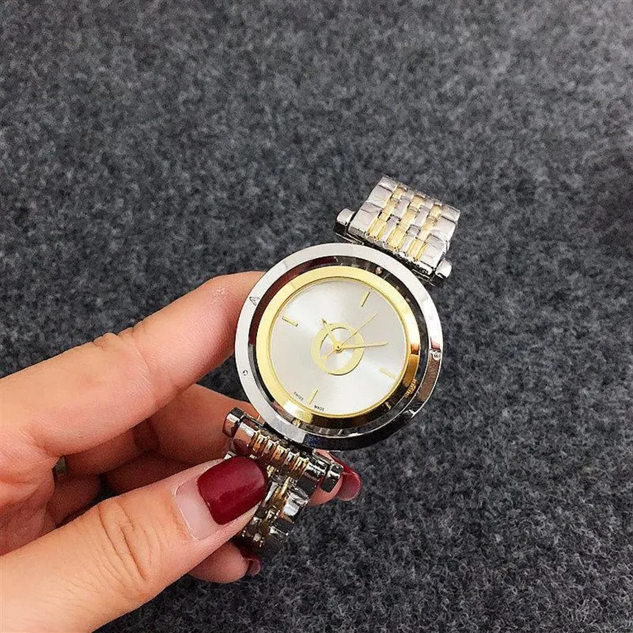 Marca de moda Relojes Mujeres Señoras Chica Cristal Letras grandes Girar estilo Dial Metal Banda de acero Reloj de pulsera de cuarzo diseñador regalo hi305V