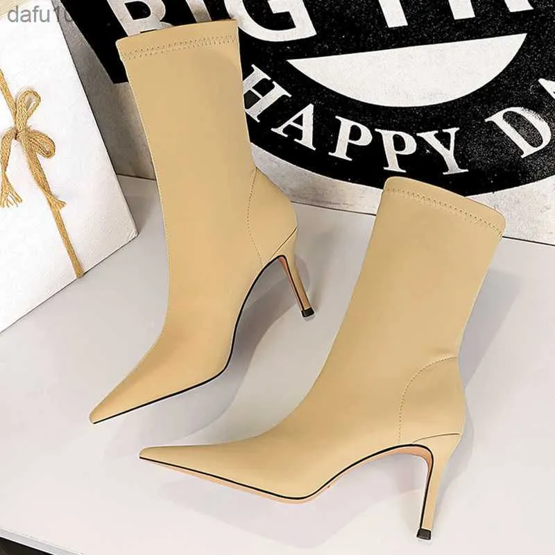 2023 Kvinnor 7,5 cm 10 cm höga klackar silkesockstövlar plus storlek 43 Korta ankelstövlar Lady Stripper Winter Low Heels Designer Shoes L230704