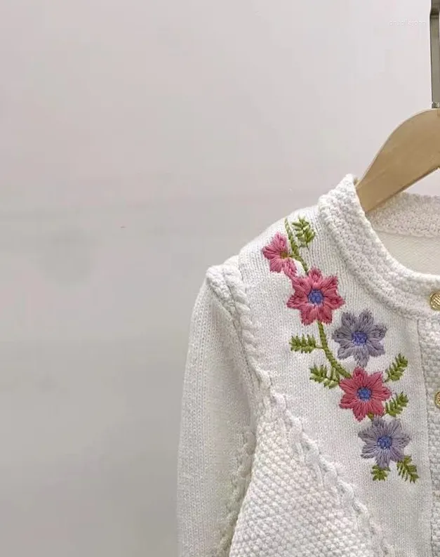 Kobiet Kobiet Kobieta 2023 Haftowany jesień Cardigan White Botton Elegancki sweter z długimi rękawami