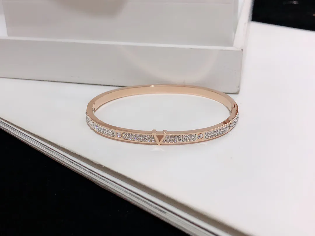 Premium Brand Jewelry Bangle homme femmes Luxury Bangle Classic Designer Diamond Bracelet Designer Selected Girl Valentine Day Gift Will Never Fade Y23203