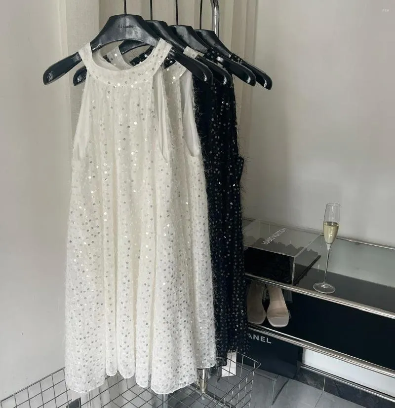 肩からカジュアルなドレスゆるいスパンコールハンディングネックドレスのための夏の黒い白い短いドレープドレープ
