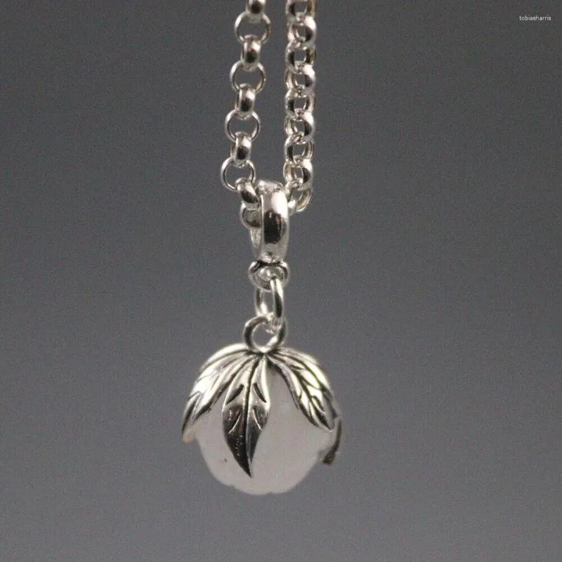 سلاسل نقية 925 Sterling Silver White Jade Lotus قلادة 1.10 "H مع السلسلة 20" L.