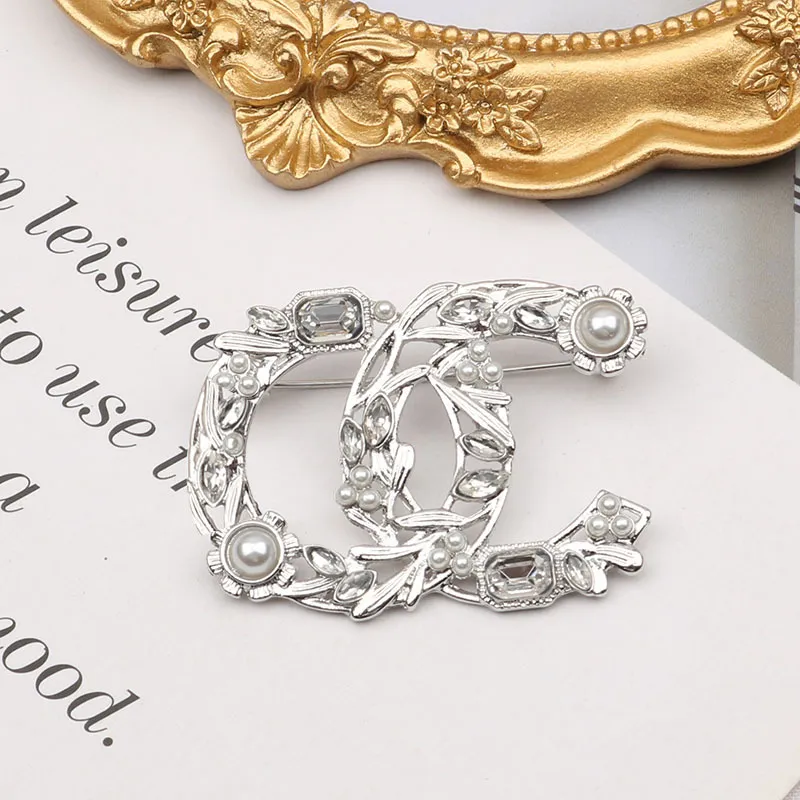 Designer Brand Letter Brooches 18K Guldpläterad lyxkvinnor Geometri smycken Broschin Inlay Crystal Pearl Pin Män gifta sig med bröllopsfestgåvor Tröja Tygtillbehör