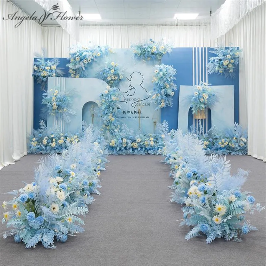 Dekorativa blommor kransar blå serie bröllop blommor arrangemang konstgjord blomster rad bordväg ledning t scen bakgrund hörn 305a