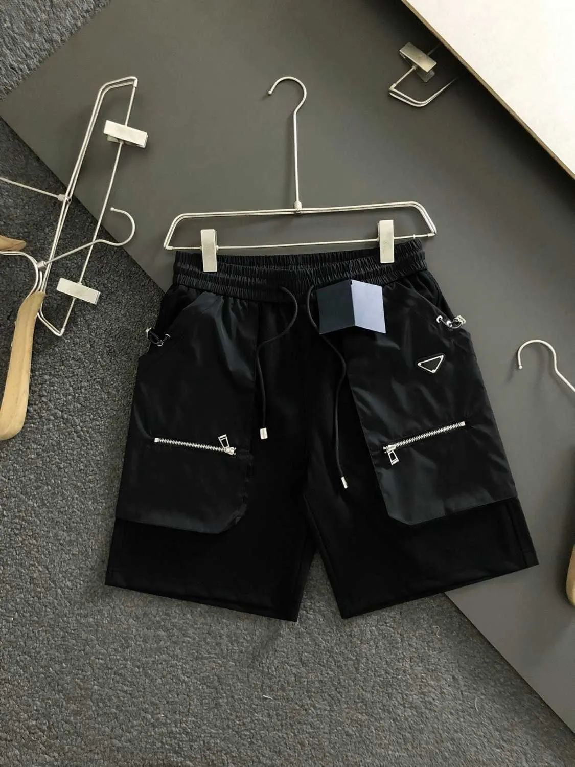 Shorts soltos de carga casual de metal com vários bolsos para homens de verão, shorts esportivos de tendência solta, todos os bolsos são práticos e convenientes, vento de carga esportiva.
