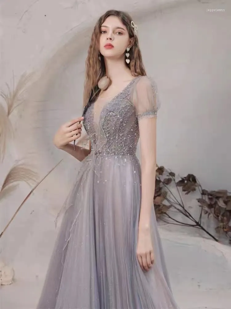 Abiti da festa Abito da ballo viola grigio O-Collo Applique Paillettes Pizzo Maniche corte Senza schienale A-Line Tulle Lunghezza pavimento Abiti da sera eleganti