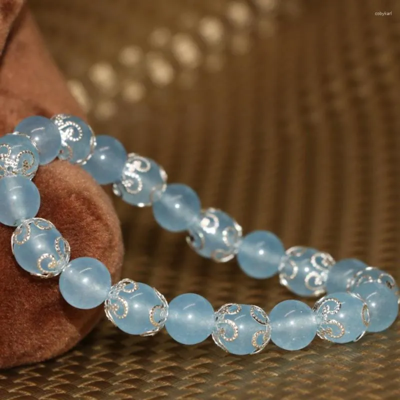 Strand 8mm ljusblå natursten chalcedony jades runt elastiska armband silverfärgade spacer pärlor juveler 7.5 tum b2047