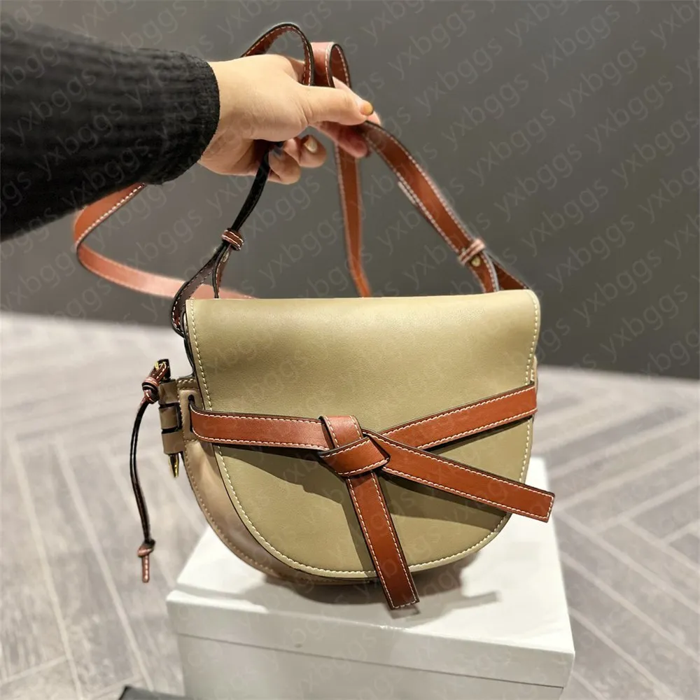 Tasarımcı omuz çantaları eyer çanta marka çanta bayanlar gerçek deri yay flip cüzdan klasik moda mektup crossbody kadın bayan debriyaj çanta