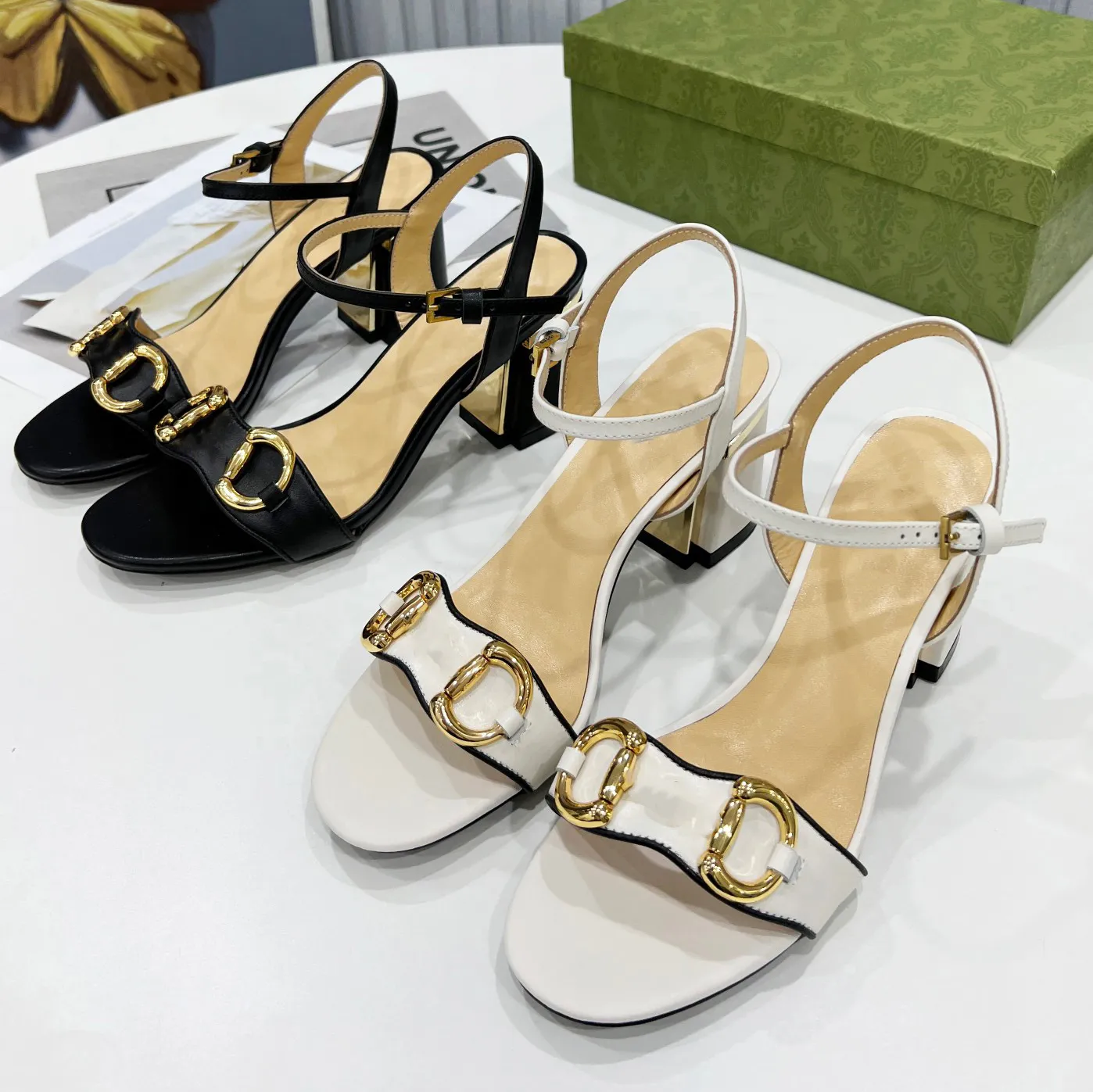 Leder-Damensandalen mit mittlerem Absatz, Designer-Mode-Damen-Flats, Knöchelschnalle, Gummisohle, Pantoletten, Sommer, Strand, sexy Hochzeitsschuhe, Größe 34–41 mit Box